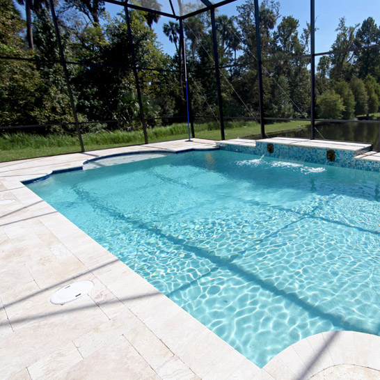 plage de piscine en travertin